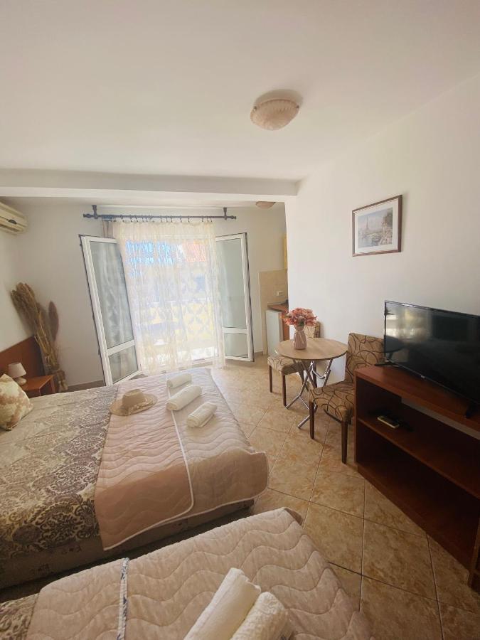 Miomir Perazic Apartments Petrovac na moru Exterior foto