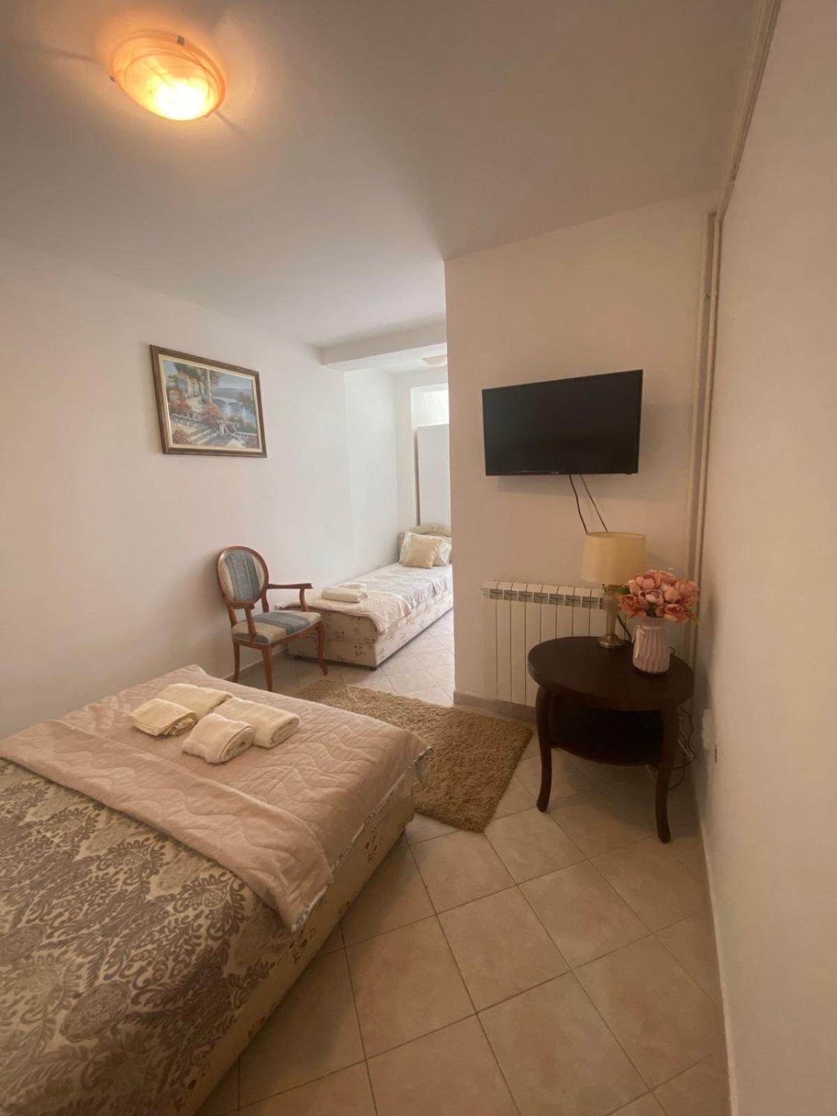 Miomir Perazic Apartments Petrovac na moru Exterior foto